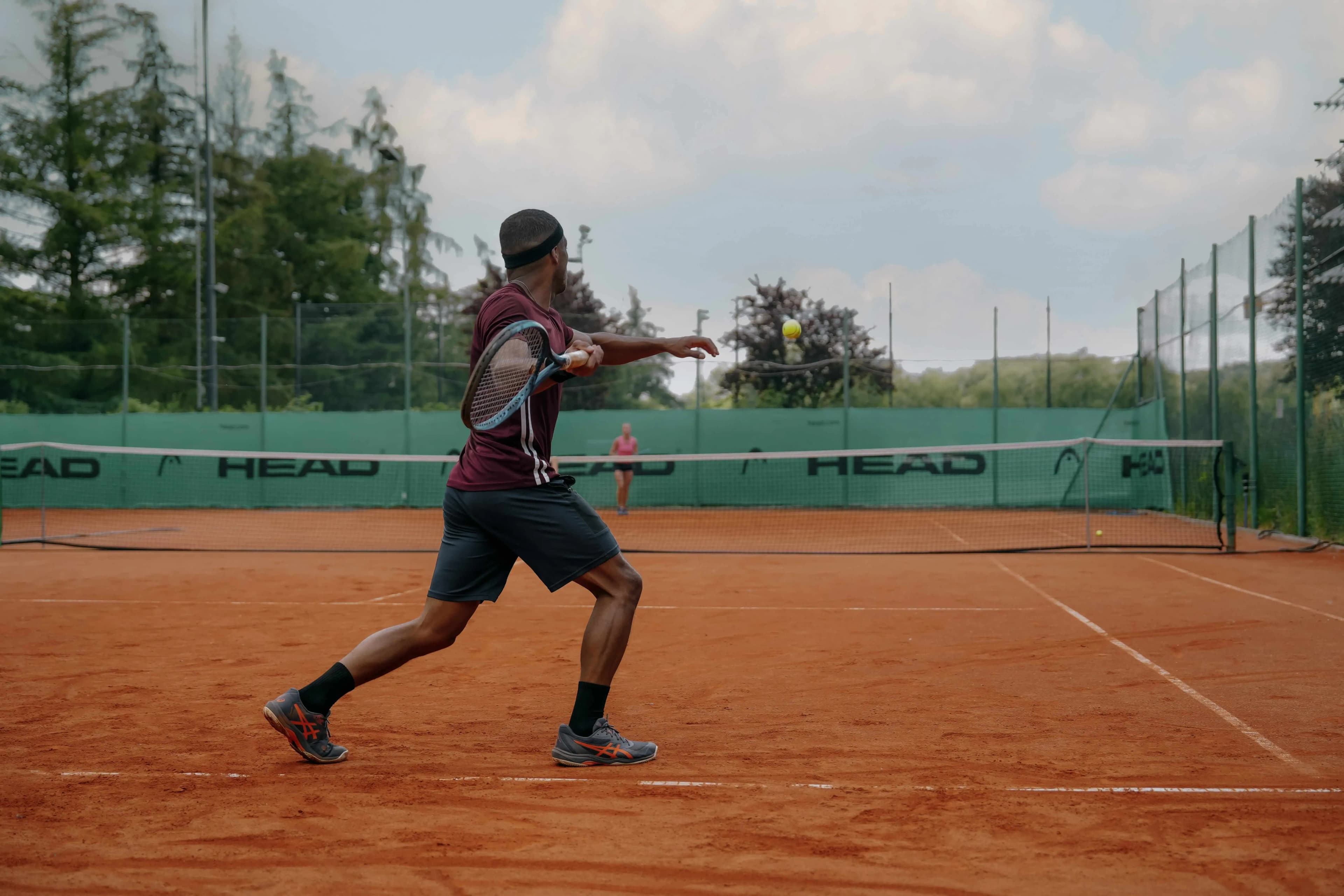 Naciąganie rakiet tenisowych w SAO Sports Hub